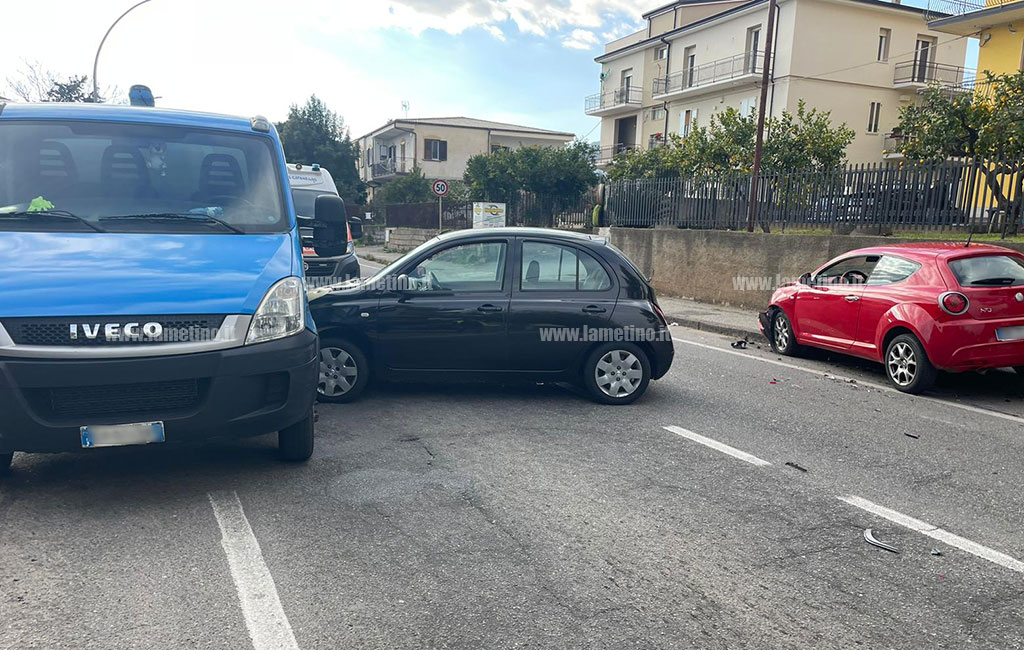 Lamezia, scontro fra tre veicoli su via Marconi: feriti