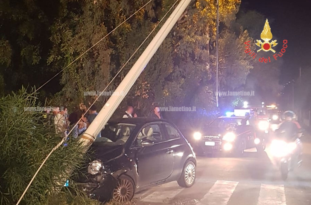 Lamezia, scontro in località Ginepri: auto contro palo rete di comunicazione, 3 feriti