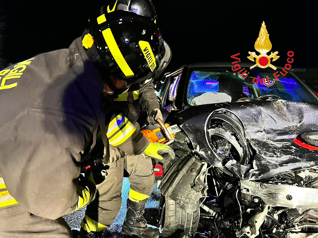 Scontro frontale fra due auto sulla SS 106 nel Crotonese, feriti
