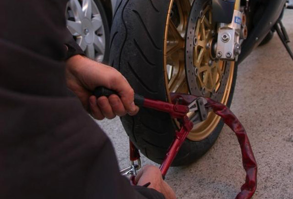 Calabria: Nascondono scooter rubato nel cosentino in bus, due denunce
