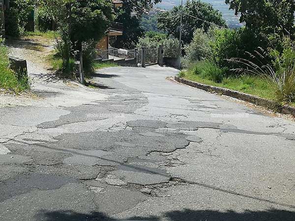 "Impraticabile tratto di strada tra Lamezia e Platania", l’appello dei cittadini 