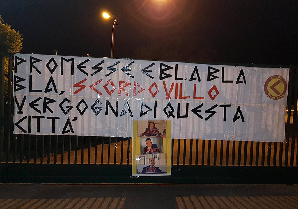 Lamezia: promesse non mantenute su Scordovillo, lo striscione di Azione Identitaria davanti al Comune