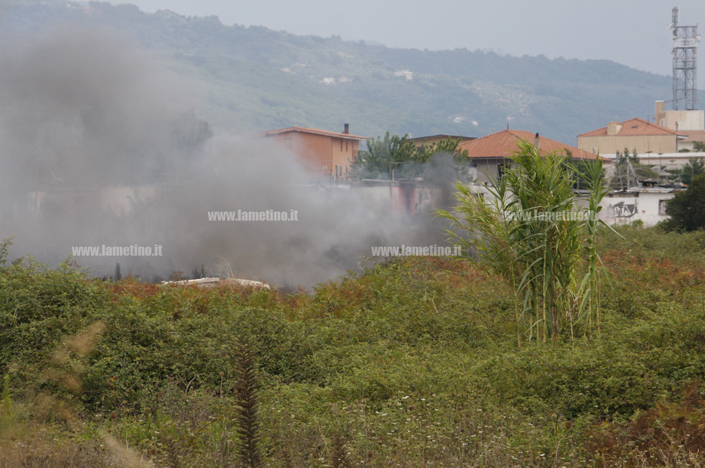 Lamezia: nonostante proteste continuano roghi a Scordovillo