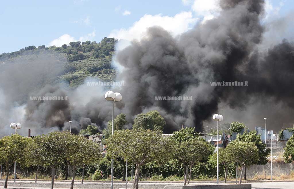 Lamezia, parte la petizione contro i roghi a Scordovillo: "Basta fumi tossici nella nostra città"