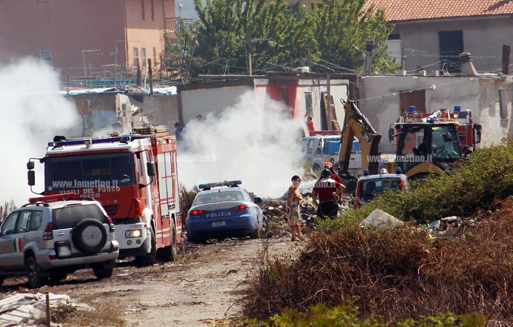Lamezia: nuovo incendio a Scordovillo, interviene anche ruspa per arginare fiamme 