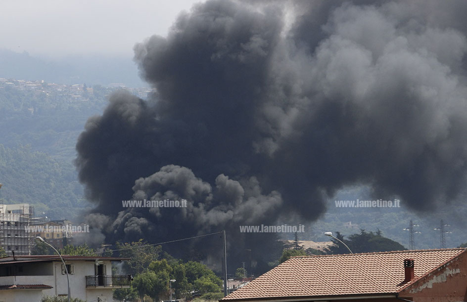 Lamezia: ennesimo incendio a Scordovillo, fumo nero e forte odore acre invadono città - VIDEO