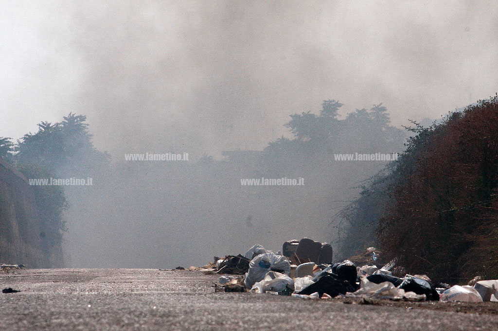 Lamezia: ancora incendi di rifiuti a Scordovillo