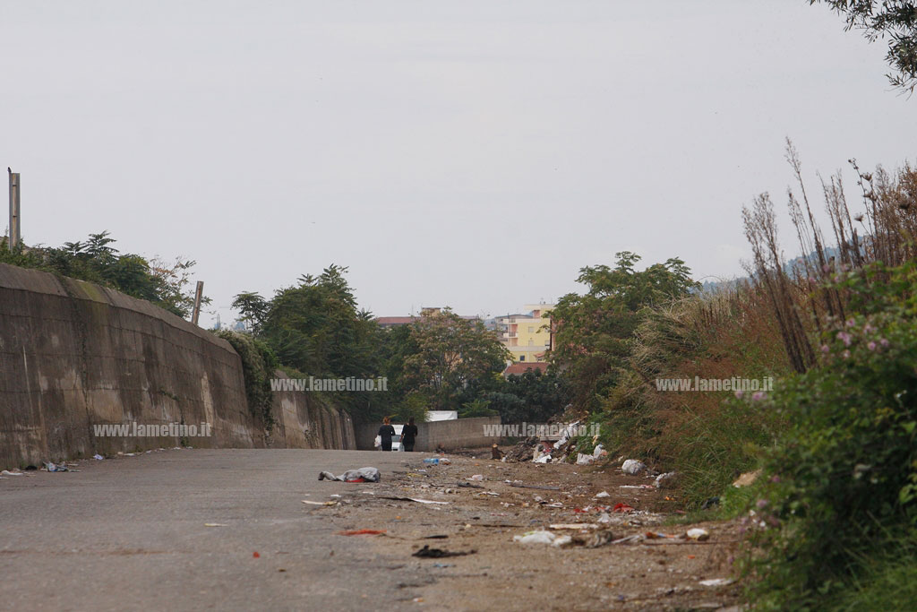 Lamezia: dopo blitz forze dell’ordine raccolti rifiuti ad ingresso campo Scordovillo