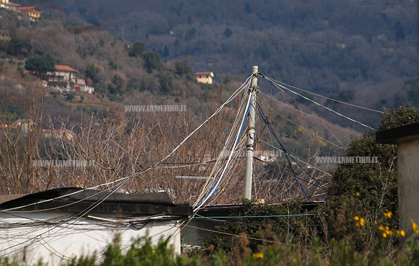 Lamezia: Scordovillo, decine di fili elettrici attaccati a palo energia