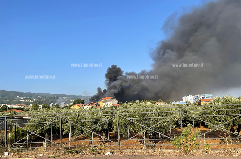 Lamezia, vasto incendio di rifiuti a Scordovillo - Le Reazioni