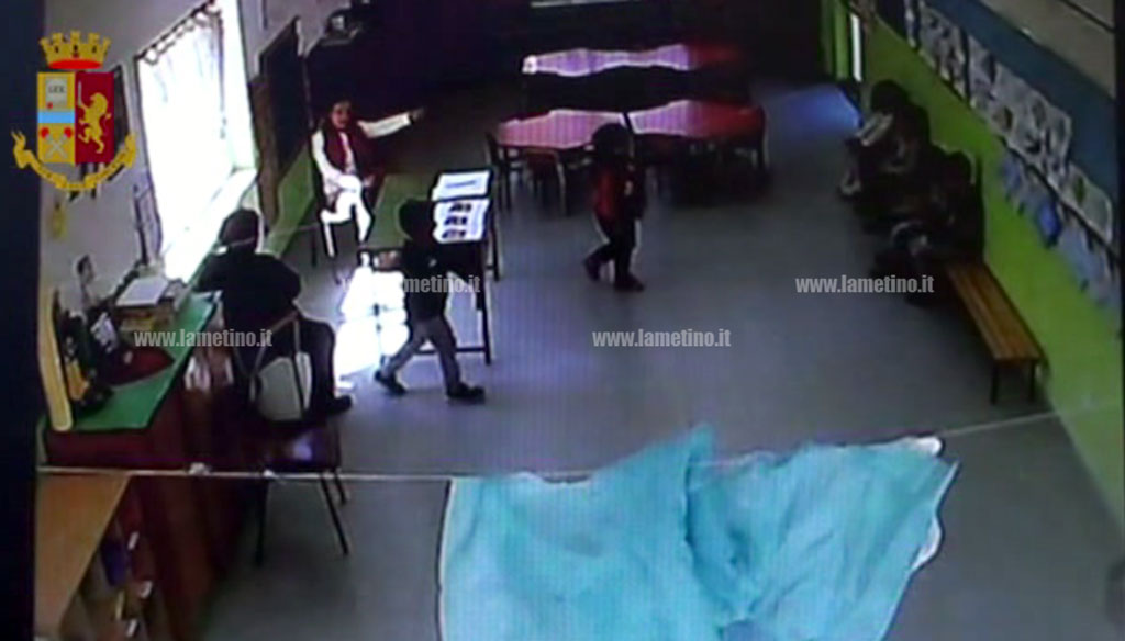 Lamezia, maltrattamenti a bimbi scuola dell’infanzia: insegnante e collaboratrice scolastica non rispondono al Gip