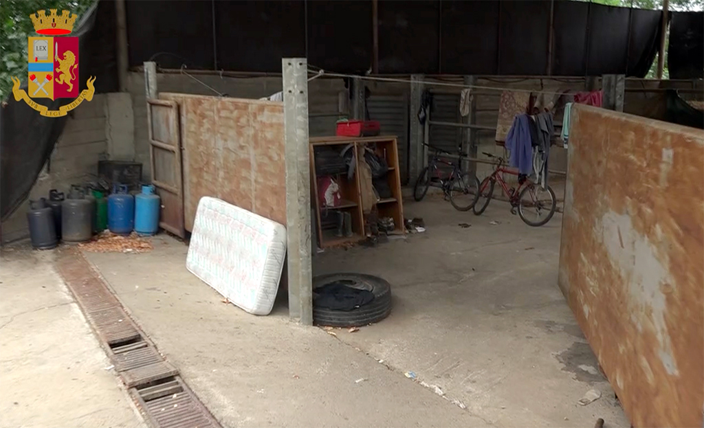 Caporalato, migranti sfruttati e costretti a vivere in condizioni precarie nel reggino: sequestrata masseria e tre denunce - VIDEO