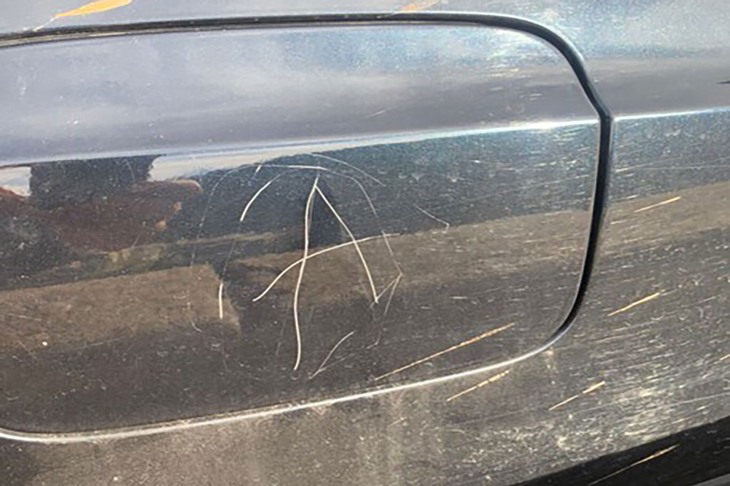 Scritta anarchica su auto ex parlamentare a Corigliano Rossano