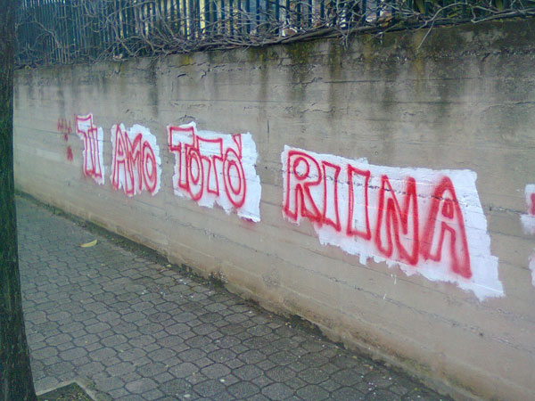 Lamezia: Scritta inneggiante Toto Riina su muro scuola