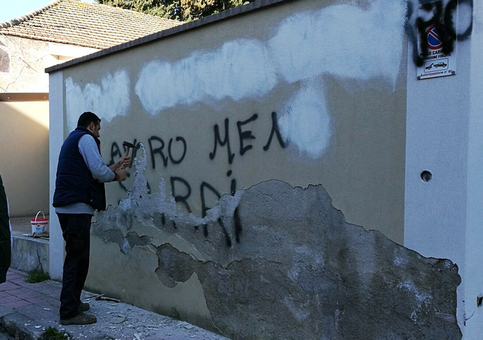 "Più lavoro meno sbirri", scritte comparse su muro vescovado Locri dopo incontro con Mattarella e Don Ciotti - REAZIONI