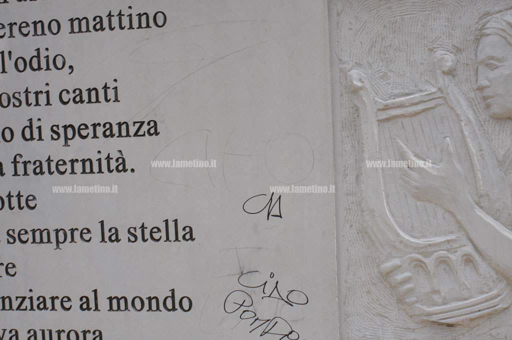 scritte-volgari-monumento2.jpg