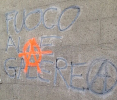 Scritte contro polizia vicino uffici questura a Catanzaro