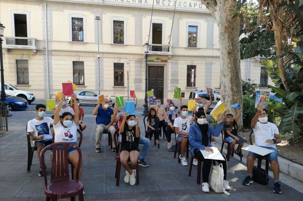 Scuola d'italiano in piazza, iniziativa Reggio compie un anno