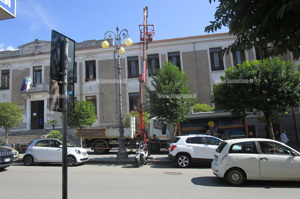 Lamezia, allagato piano superiore edificio scolastico "Maggiore Perri": in corso intervento di riparazione