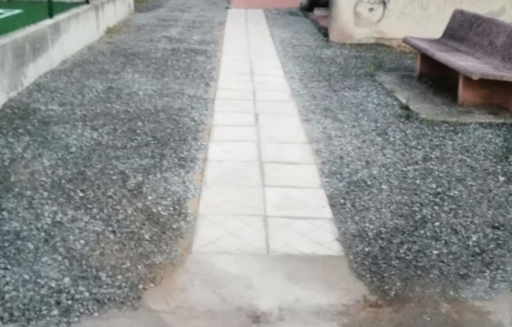 Lamezia, genitori alunni scuola primaria Sant’Eufemia realizzano passerella per attraversare spazio verde