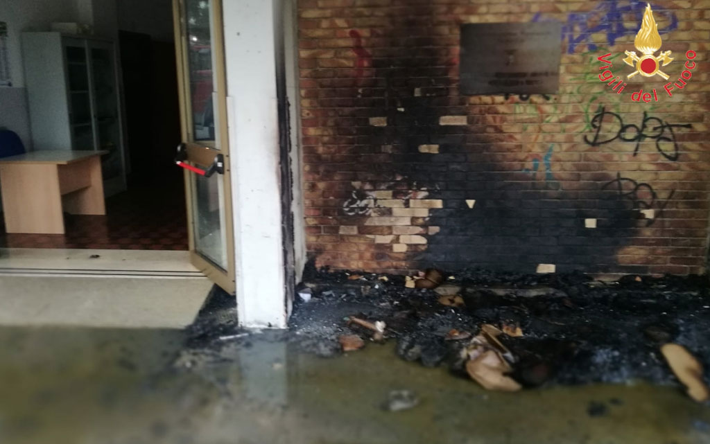 Incendio all'ingresso dell'istituto tecnico statale di Soverato, avviate indagini 