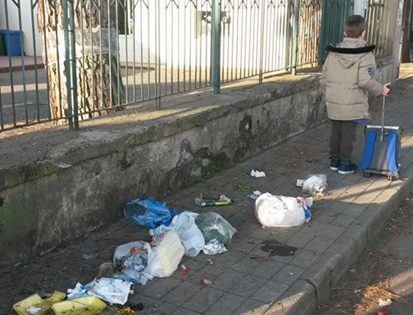 Rifiuti davanti scuola in via Foderaro, la denuncia dell’Associazione Quartiere Capizzaglie