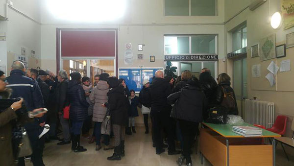 Topi in una scuola del cosentino, genitori alunni protestano