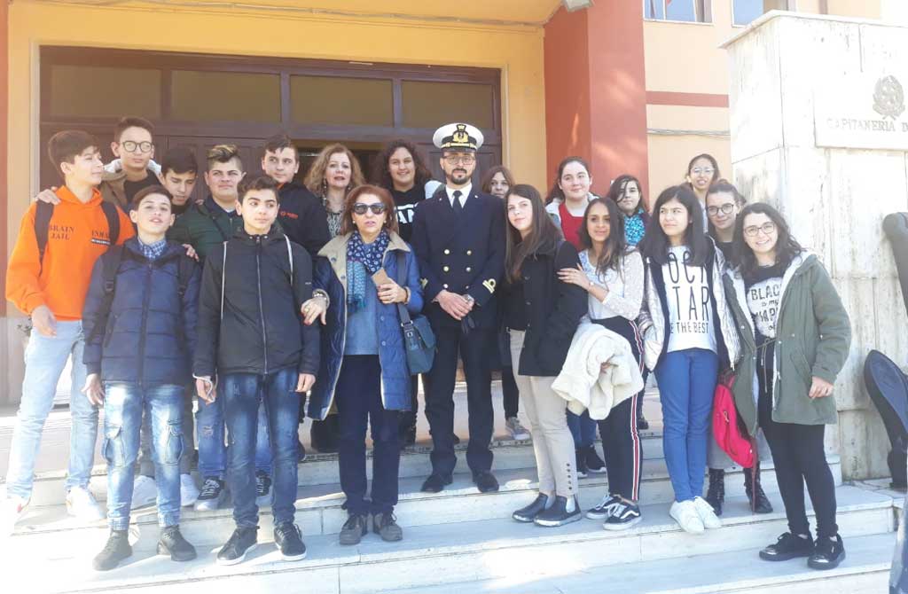 Lamezia, alunni della scuola "Manzoni-Augruso" in visita didattica alla Capitaneria di porto di Vibo