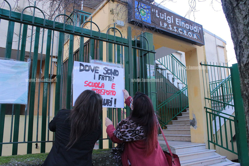 Lamezia, sciopero degli studenti dell'Einaudi. "A scuola ma in sicurezza: no ai doppi turni, pendolari penalizzati"