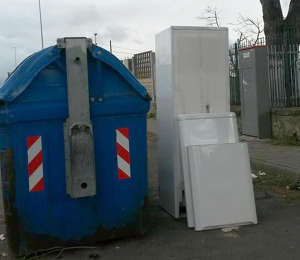 Lamezia: Associazione Quartiere Capizzaglie segnala frigorifero abbandonato in via dei Brutii