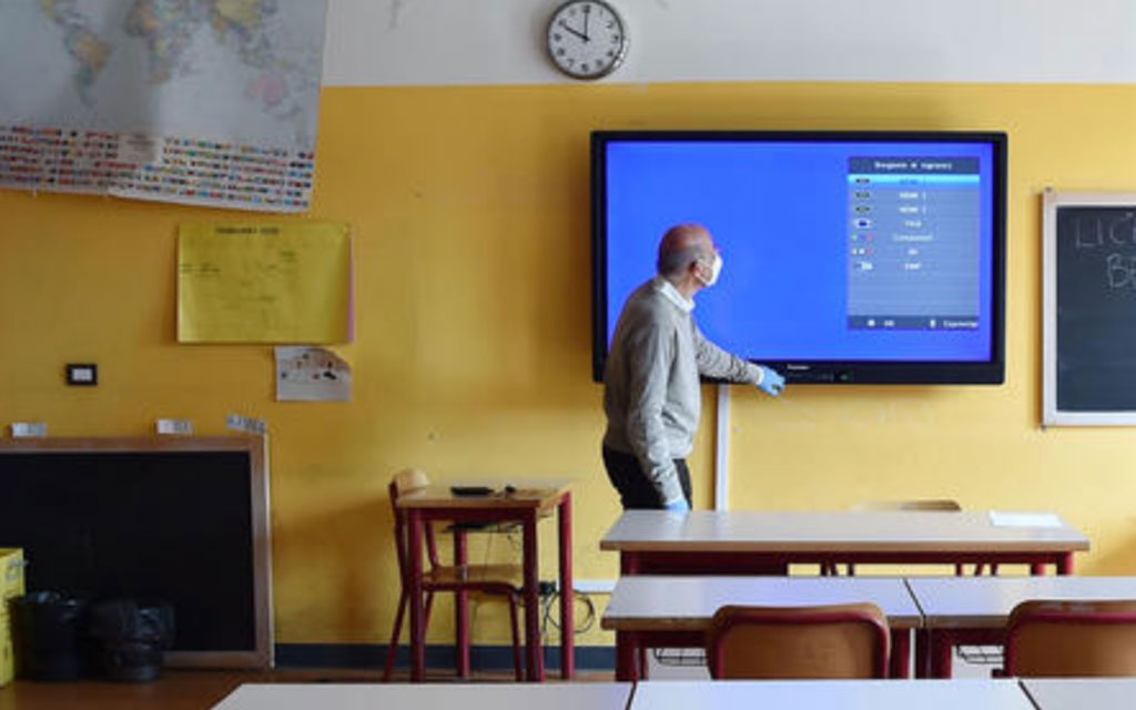Ipotesi mascherine obbligatorie nelle scuole a settembre per docenti, personale e studenti sopra i 6 anni