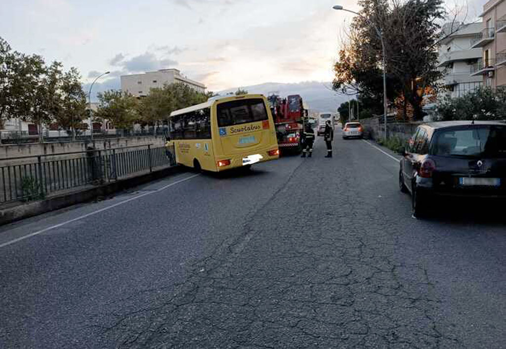 Perde controllo scuolabus e finisce contro ringhiera a Reggio, ferito autista