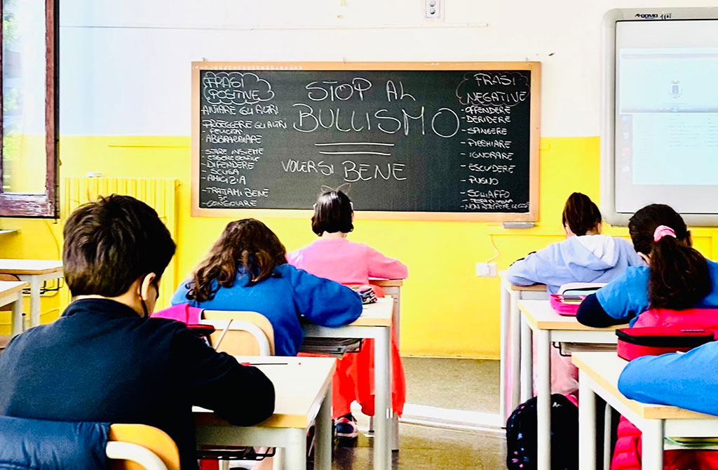 Lamezia, una panchina gialla per dire No a bullismo e cyberbullismo: evento l'11 aprile