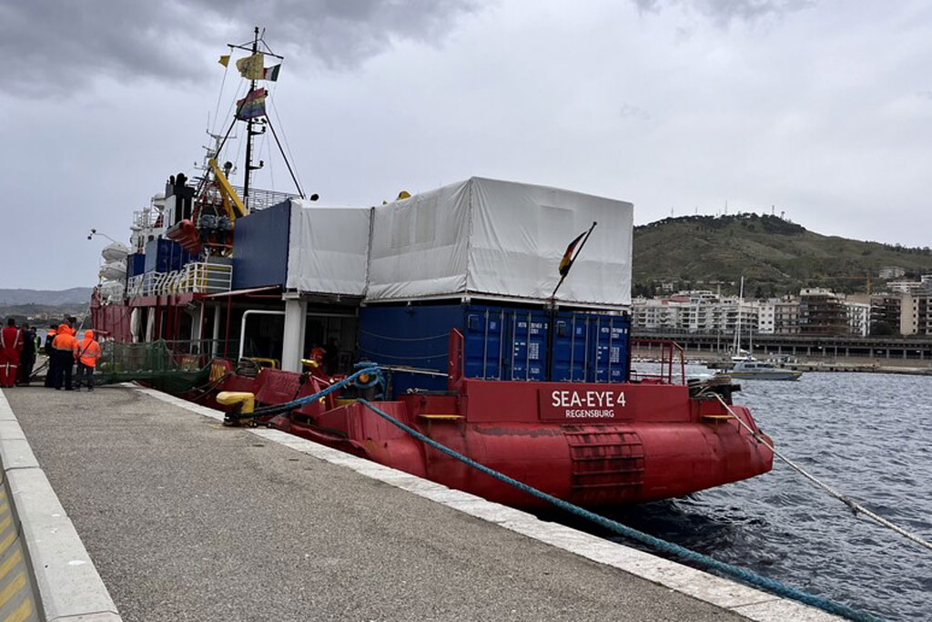 sea-eye-4-nave-reggio_99ac3.jpg