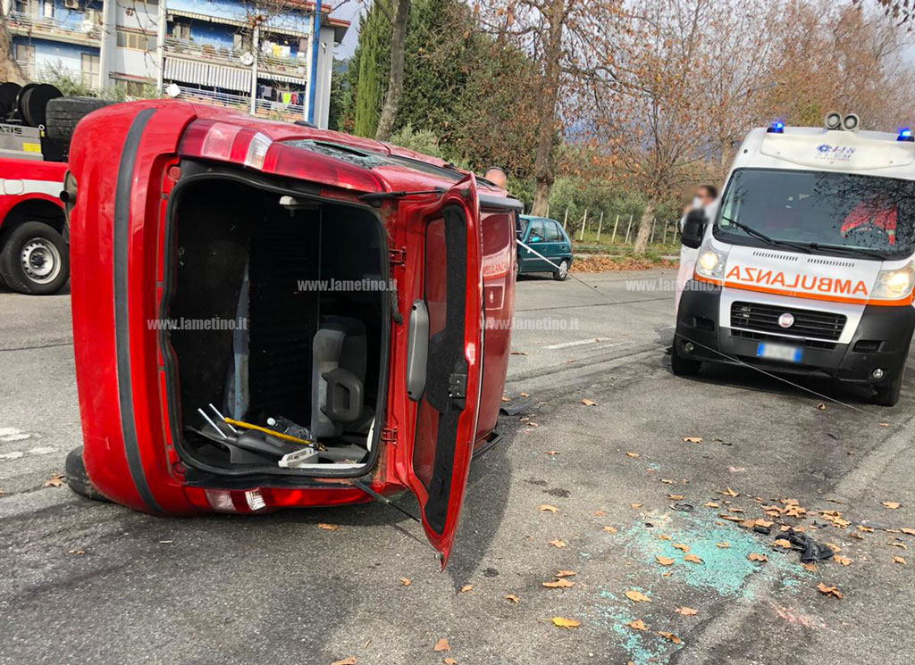 Lamezia, auto perde il controllo e si ribalta sulla carreggiata in via Reillo: un ferito