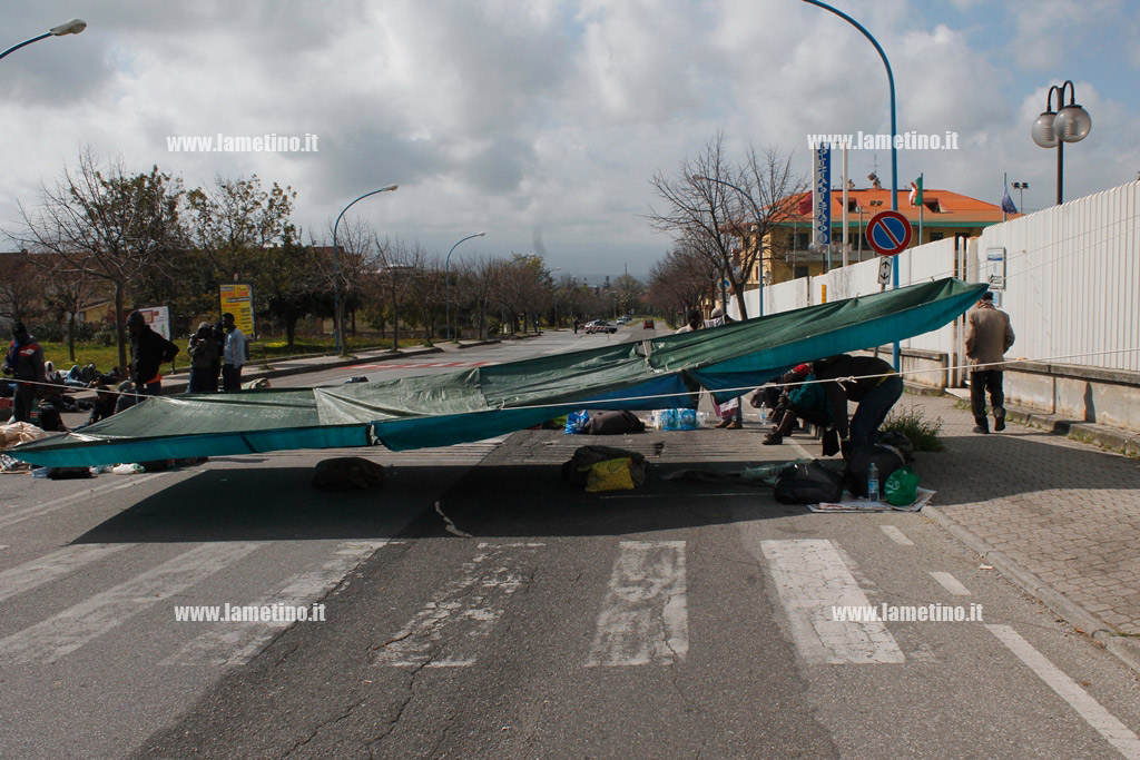 seconda-notte-migranti-lamezia-protesta-3.jpg