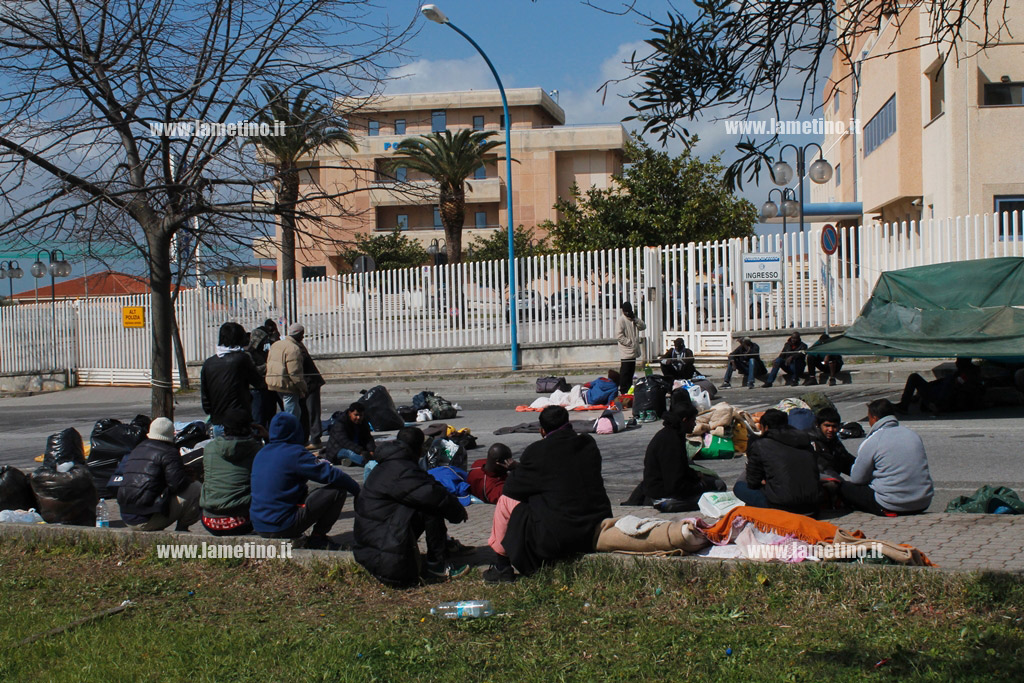 seconda-notte-migranti-lamezia-protesta-4.jpg