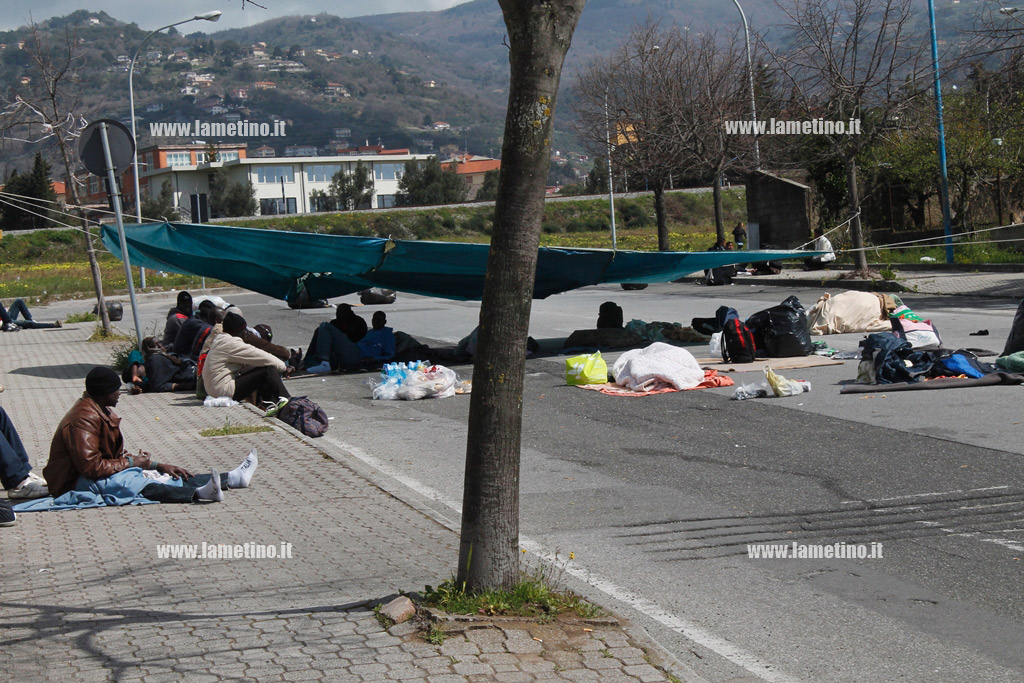 seconda-notte-migranti-lamezia-protesta.jpg