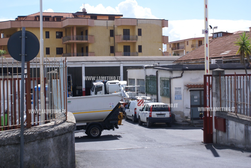 Lamezia, Multiservizi: "Cumuli di rifiuti e irregolarità nella raccolta, disservizi non imputabili alla società"