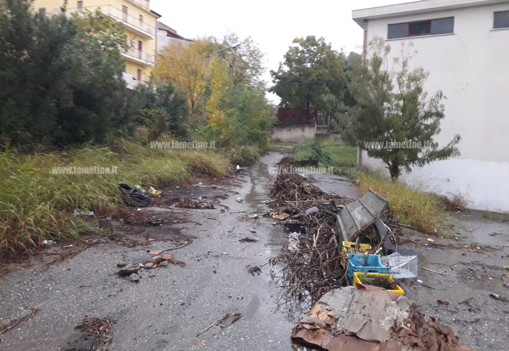 Lamezia, disagi ai seggi per il maltempo: alla scuola Nicotera ingresso ostruito da acqua e immondizia
