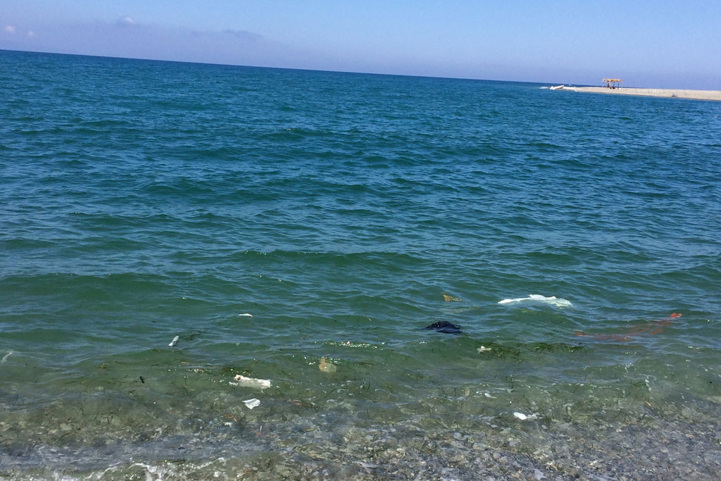 Altra segnalazione di mare sporco, oltre al cattivo odore anche rifiuti in acqua a Gizzeria