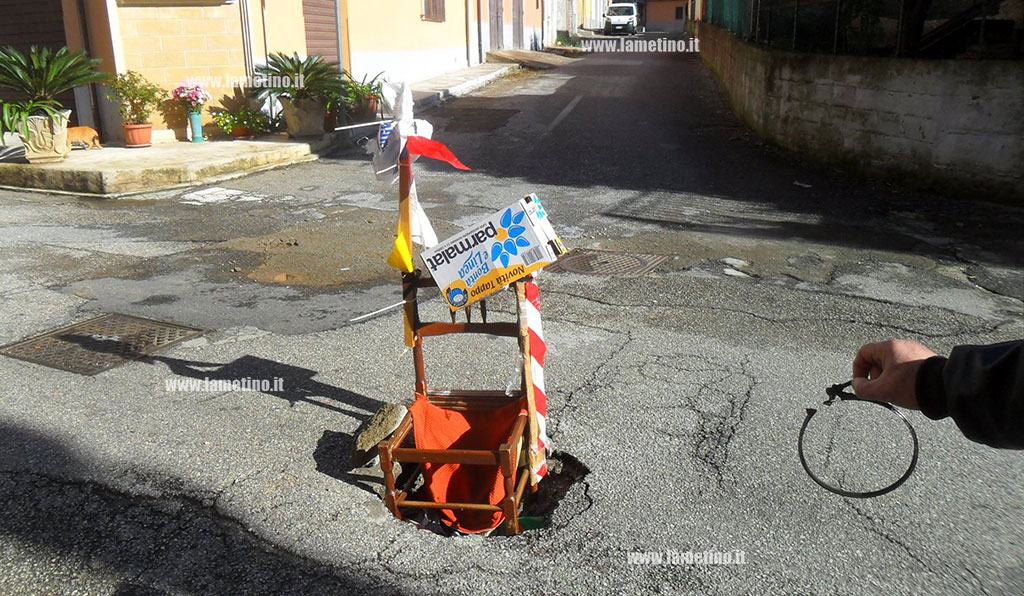 Lamezia: curioso segnale di pericolo in via Treves