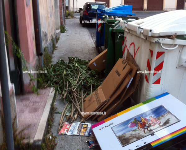 Lamezia: la segnalazione, rifiuti su marciapiede in via Milite Ignoto
