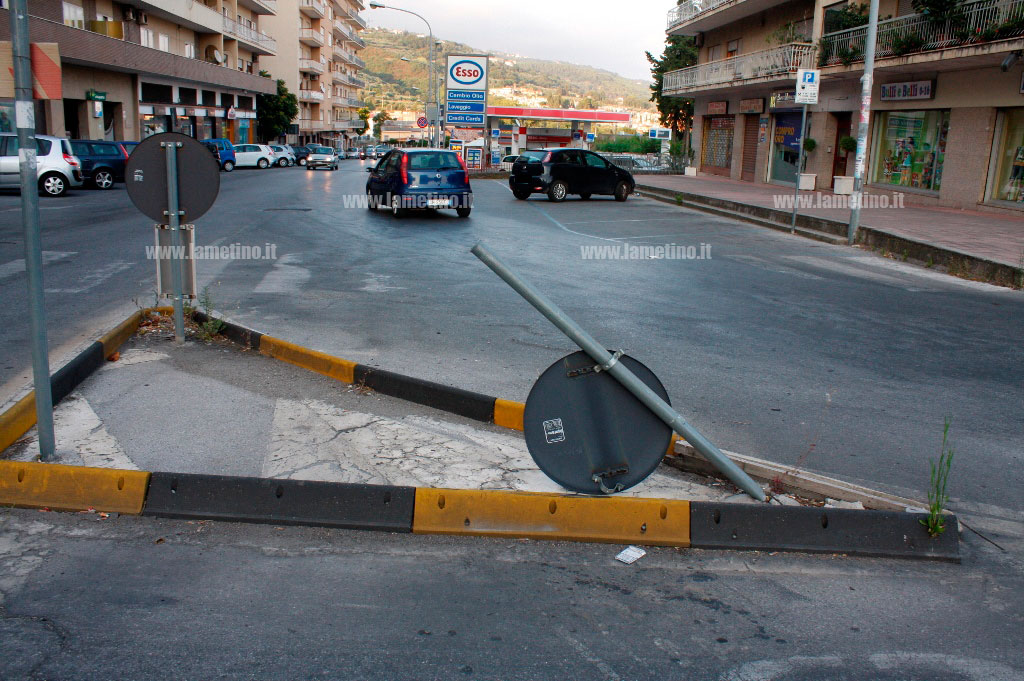 segnale-divelto-via-timavo-2.jpg