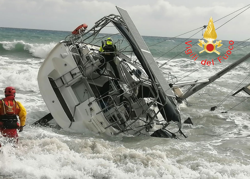 Barca a vela arenata in località Bellino a Catanzaro, verifiche in corso - VIDEO