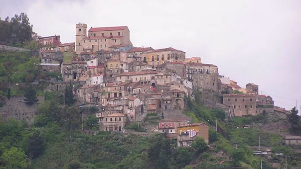 Un caso positivo al Covid a Sellia, sindaco annuncia chiusura chiese: "Funzioni solo a porte chiuse"