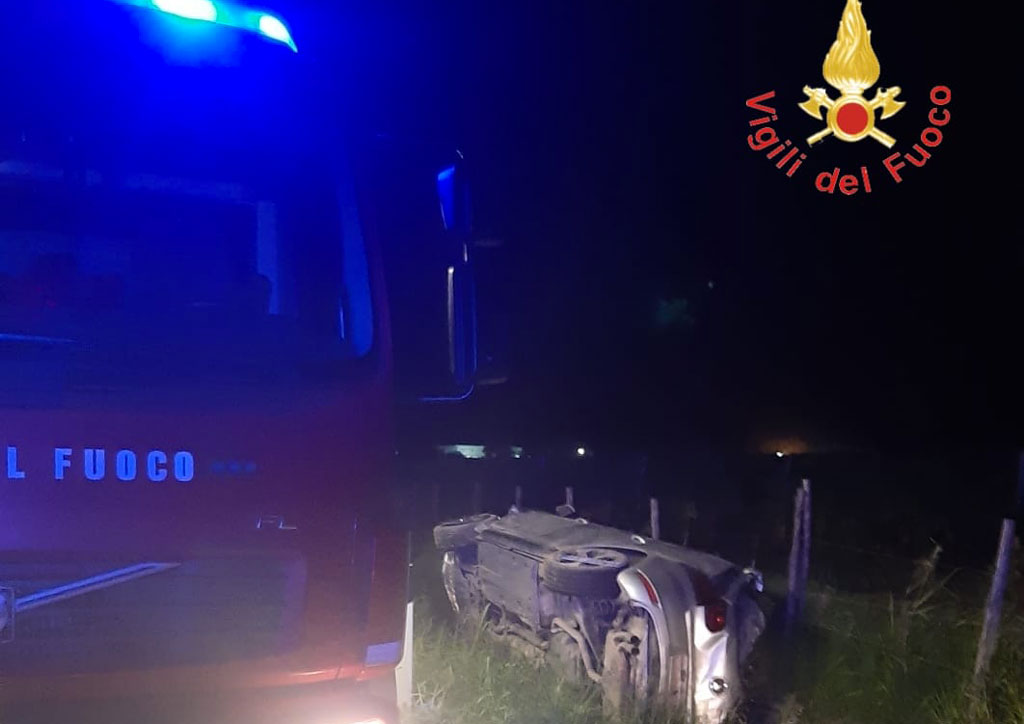 Perde il controllo dell'auto e si ribalta: ferito giovane a Botricello