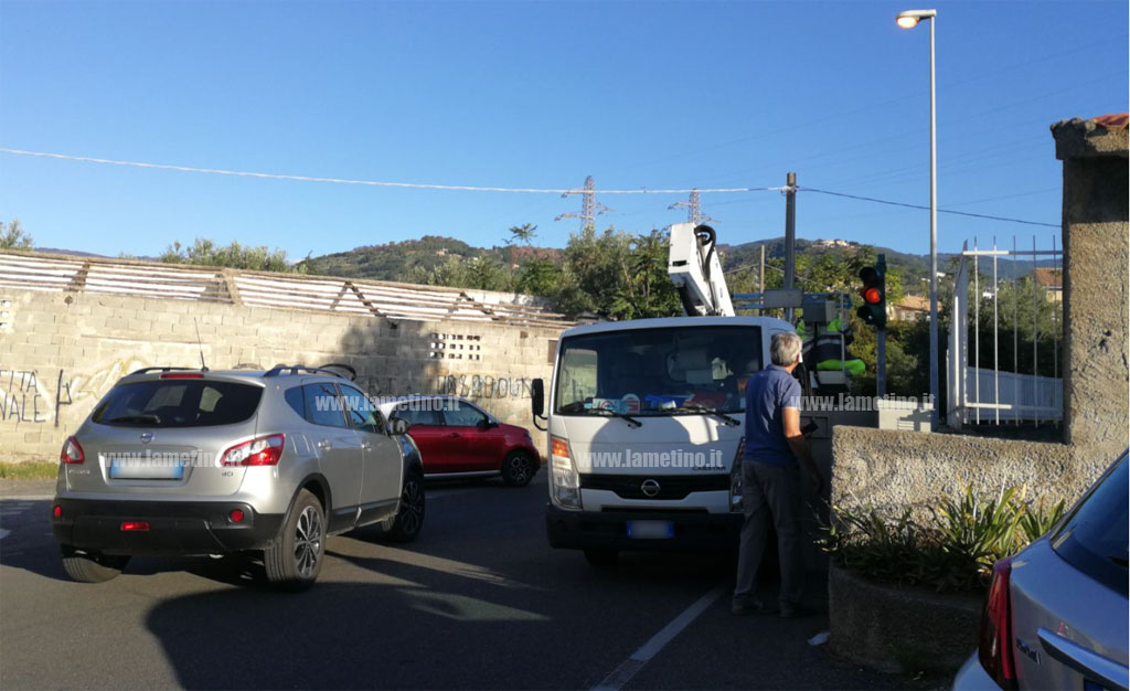 Lamezia: dopo due furti danneggiato nuovamente semaforo in via Lombardi, ripristinato
