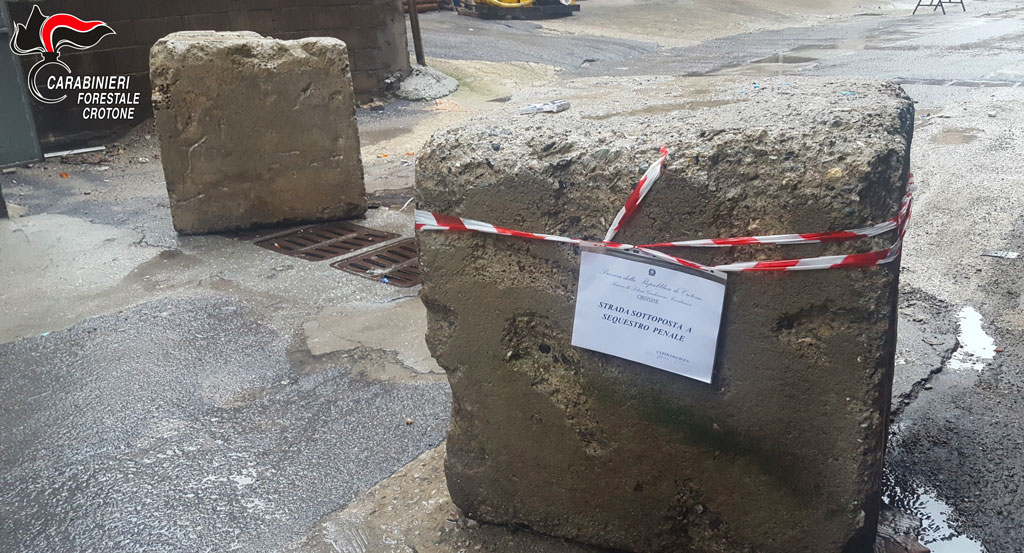 Sequestrati due palazzi ed una strada pubblica a rischio crollo nel crotonese 
