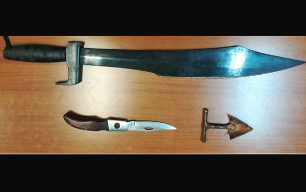 Trovato in auto con spada e coltello, denunciato 28enne a Catanzaro